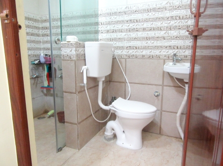 5) Li id 392 - Bathroom.jpg